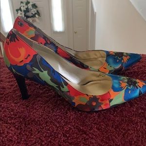 Multicolored pumps, flower detail